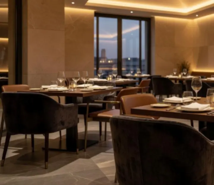 Reprezentativní interiér luxusní restaurace připravené na společenský pokerový večer